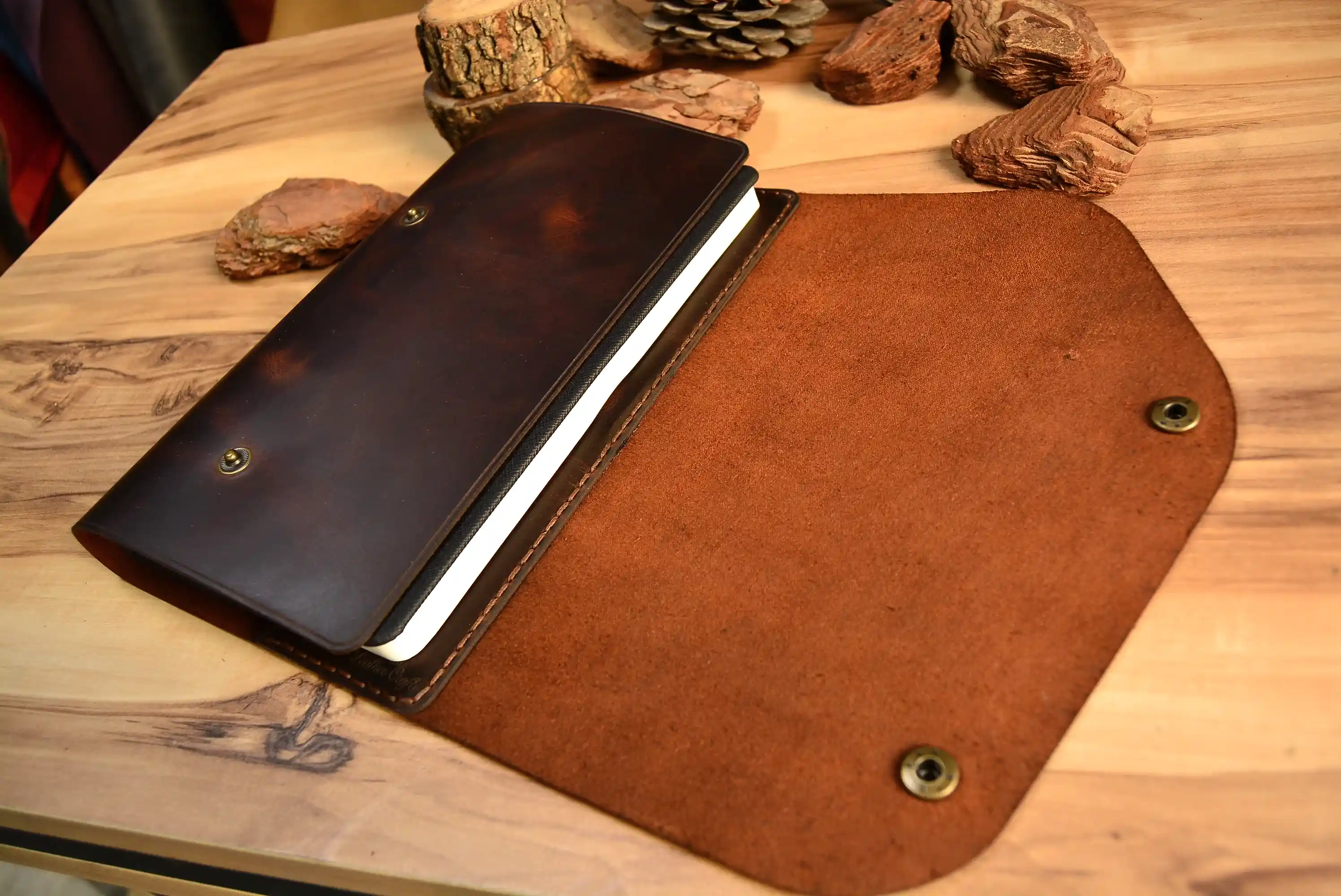 Hakiki Deri El Yapımı Ajanda Kılıfı V-4 – Çift Çıtçıt Kapaklı, 160 Sayfa Tarihsiz Defter (16x22 cm)